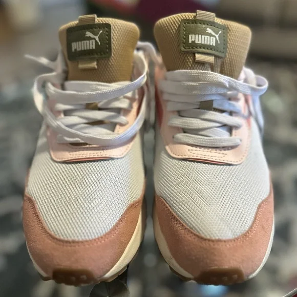 Worn ‼️ONCE‼️
Excellent used condition
Puma soft foam
Size 9 - Picture 1 of 5